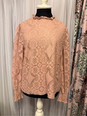 Ultra Pink Floral Lace Blouse – Size Medium – GUC 🌸